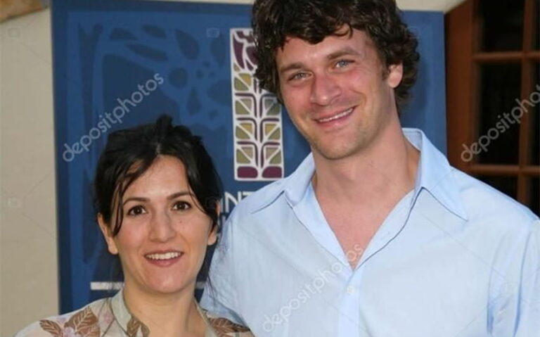 tom everett scott wife